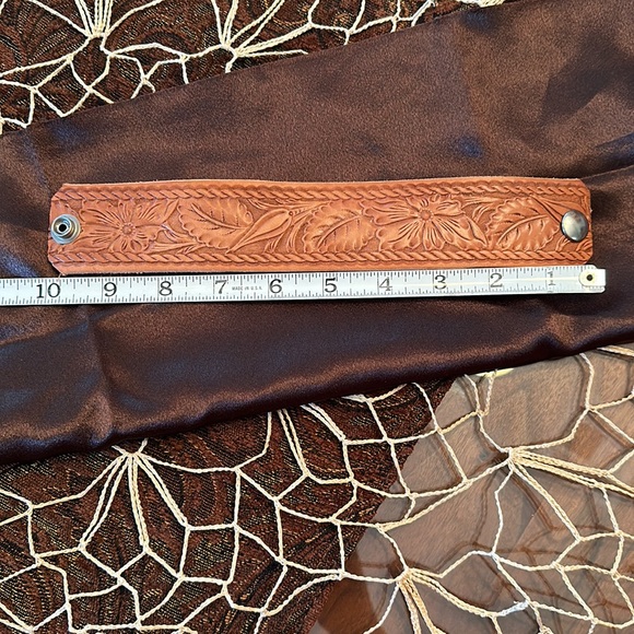 Stamped genuine leather cuff - Picture 2 of 7